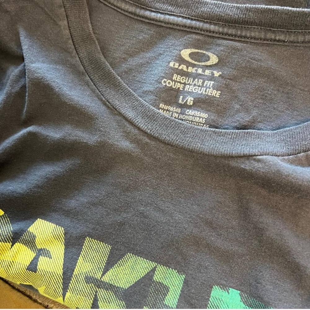 Oakley‎ Tee with Vibrant Logo Size Large - Picture 3 of 4
